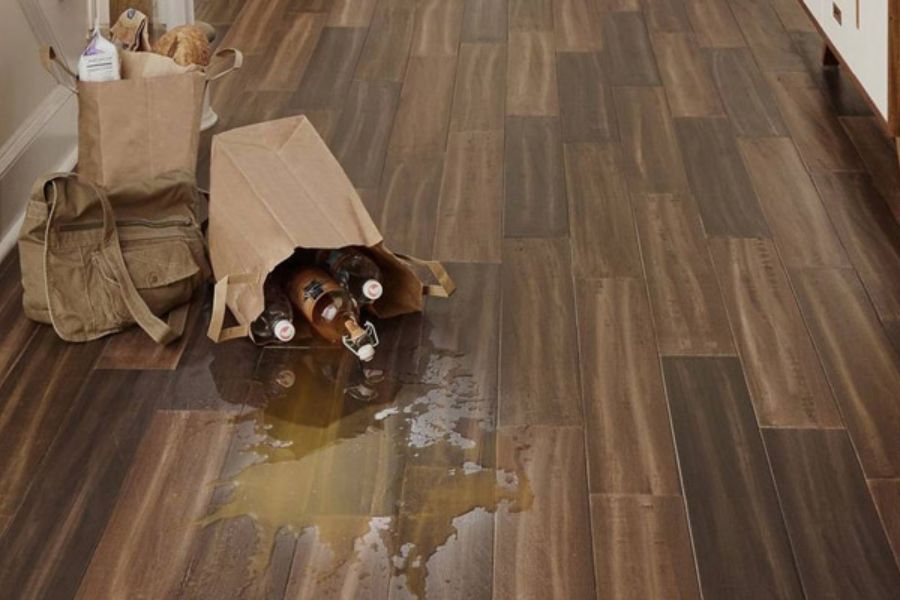 Lầm Tưởng Về Sàn Gỗ Công Nghiệp: Không Có Khả Năng Chịu Nước?