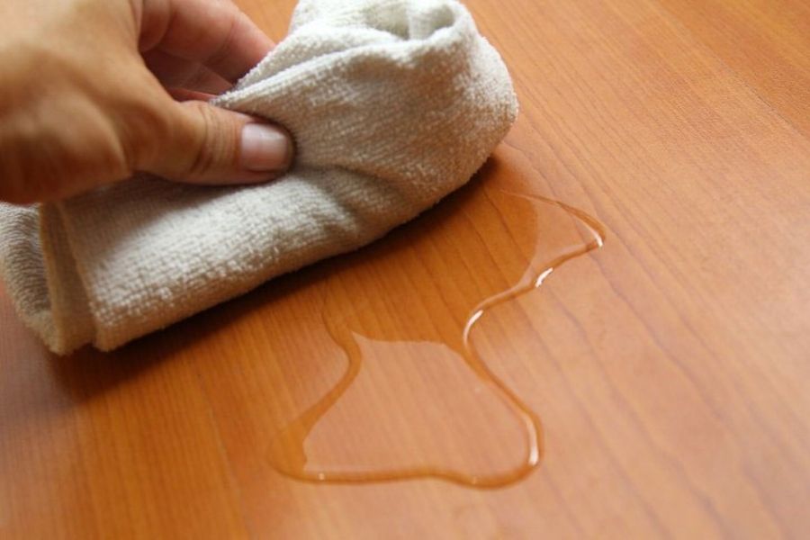 Sàn Gỗ Có Lau Được Bằng Nước Không? Hướng Dẫn Lau Sàn Gỗ Đúng Cách